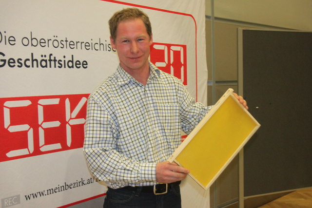 Der Imker Andreas Humer aus Linz erfand einen recyclebaren Bienenrahmen ausschließlich aus natürlichen Materialien.