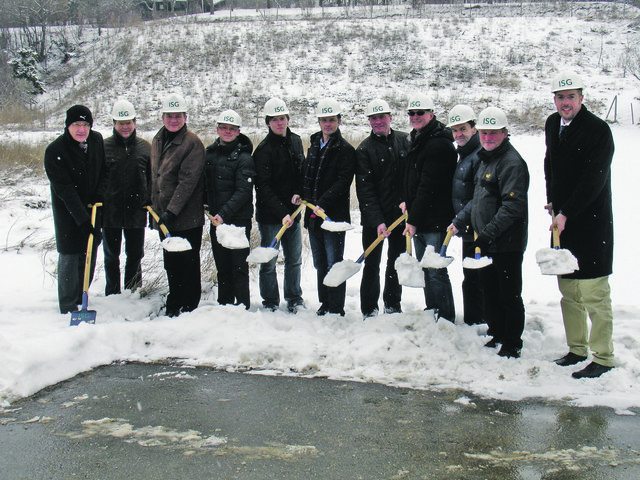 Nationalratsabgeordneter Elmar Podgorschek (4.v.r.), Landtagsabgeordneter Alfred Frauscher (3.v.r.), Bürgermeister Erwin Diermayr (2.v.r.), die Baufirma Leithner Bau sowie Direktor Herwig Pernsteiner (r.) und Herwig Enzinger (3.v.l.) von der ISG feierten gemeinsam den Spatenstich. | Foto: ISG