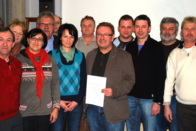 Die SPÖ-Politiker des Bezirkes haben auf Initiative von Münzkirchens Bürgermeister Helmut Schopf 
(5. v. r.) hin sofort reagiert und eine Resolution Richtung Wien verabschiedet. | Foto: SPÖ Schärding