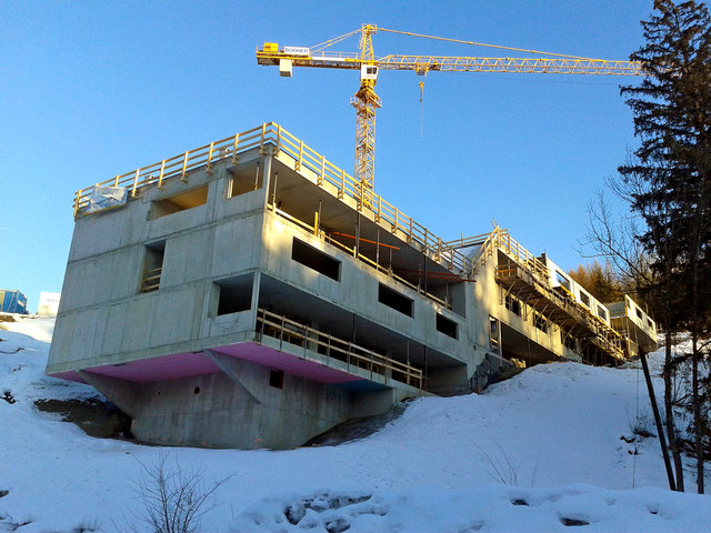 Das Bauprojekt Römerfeld in Aldrans nimmt nach anfänglichen stotternden Beginn nunmehr volle Fahrt auf, die Wohnungsbesitzer freut es. Foto(c)Skamen