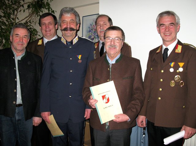 Die Ehrennadel des BFK Gmunden erhielt der für das Feuerwehrwesen zuständige Gemeindevorstand Helmut Pilz (2.v.r.).