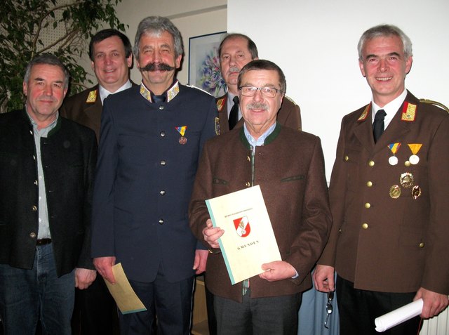 Die Ehrennadel des BFK Gmunden erhielt der für das Feuerwehrwesen zuständige Gemeindevorstand Helmut Pilz (2.v.r.). | Foto: FF Goisern