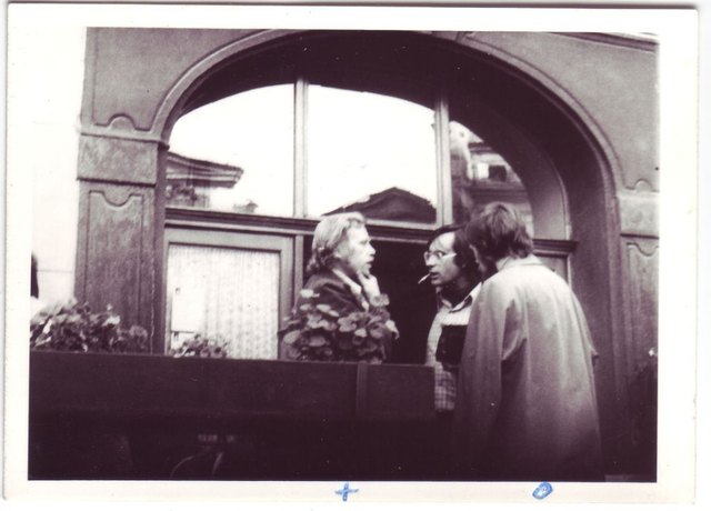 Überwachungsfoto der Operation "RAK", 22. September 1976. Im Bild Václav Havel (links) und der österreichische Anwalt Harry Goldman (mit dem Rücken zur Kamera) | Foto: Quelle: Archiv der Sicherheitsdienste, Prag