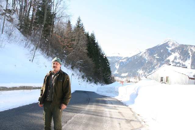 Thomas Mutschlechner vor jenem Wald auf der Rückseite des Wolfsbergs, wo die Bäume eingeschnitten wurden.