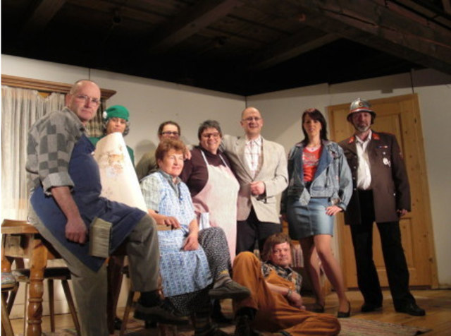 Die Theatergruppe Puch sorgt für einen vergnüglichen und unterhaltsamen Abend.