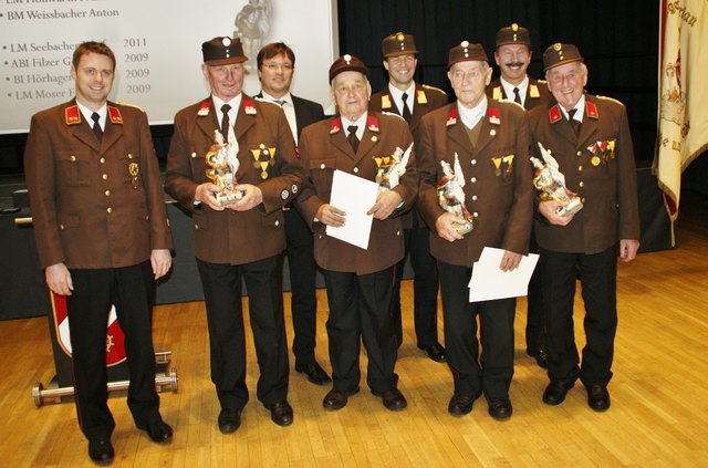 Die Geehrten für 60 Jahre Tätigkeit im Feuerwehrwesen:
Kdt-Stv OBI Christian Schretthauser, LM Franz Moser (60 Jahre bei der FW), BM Anton Hoflacher, LM Franz Höllwarth (60 Jahre bei der FW), Bez-Kdt Oberbrandrat Hannes Mayr, BM Anton Weissbacher (60 Jahre bei der FW), Kdt ABI Erich Krail, BI Josef Hörhager (60 Jahre bei der FW)