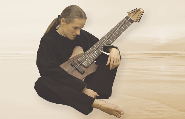 Harry Triendl mit seiner Touch-Gitarre