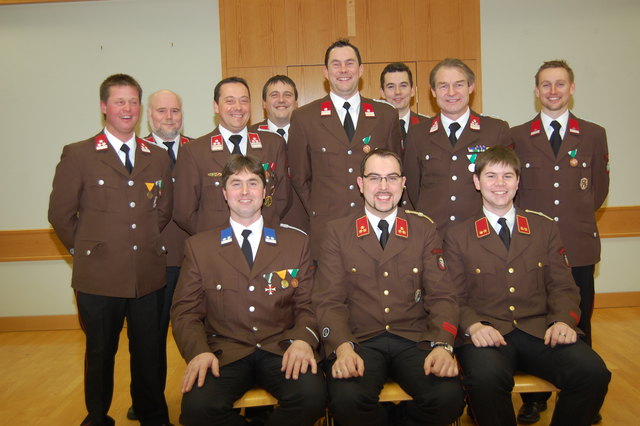 : v.li vorne sitzend: OLM-V Manfred Huber; Kommandant HBI Gerald Edlinger; Kommandant-Stv. OBI Johannes Hechtl.
Hinten v.li n.re: HLM Karl Hyden; HLM Johann Kletzenbauer; HBM Arnold Huber; HLM Stefan Auer; BM Bernhard Raith; LM Georg Weichinger, HBM Markus Schaffer und LM Stefan Niederl.