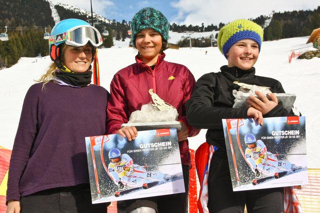 Die Besten des Tages Celine Herz vom SC Haiming und Joshua Sturm vom SC St. Leonhard freuen sich gemeinsam mit Sarah Schleper über eines neues Paar Rennschi