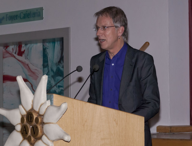 Bürgermeister Oberer spricht vor der Jahreshauptversammlung des ÖAV über die Kletterhalle