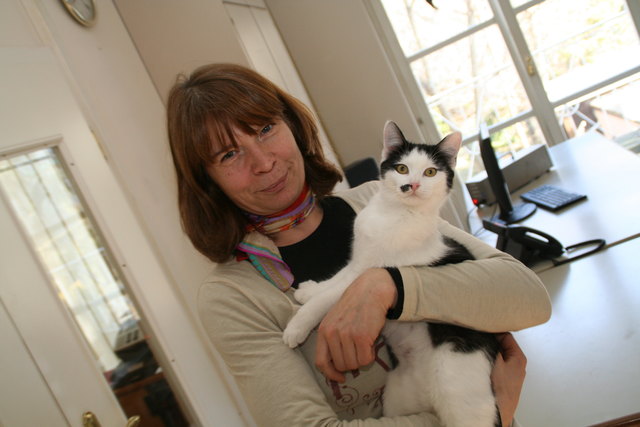 Noch namenlos: der kleine Kater in den Armen von Beate Fritsche freut sich schon auf ein kuscheliges, eigenes Zuhause.