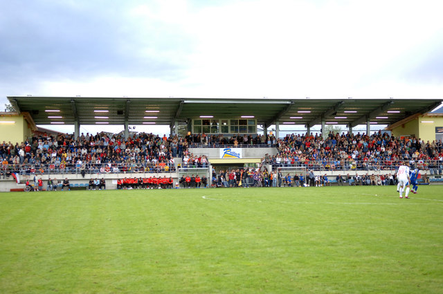 Rückblick in gute Zeiten: Volles Haus beim Spiel SV Axams gegen WM-Teilnehmer Tschechien im Jahr 2006!