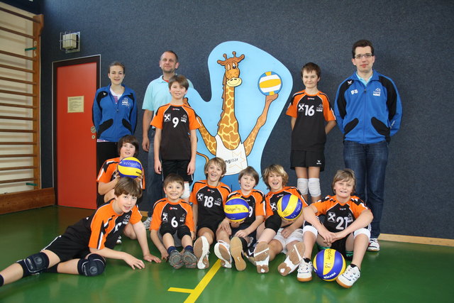 Die U11 Teams männlich der SU inzingvolley mit den Betreuern Carina Ladner, Wolfgang Schick und Benedikt Scheiber.