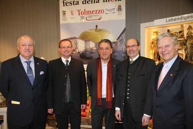 Bei der Eröffnung: Die Bürgermeister Dario Zaero (Tolmezzo), Johannes Waidbacher (Braunau), Vizebürgermeister Günter Pointner, Bürgermeister Günther Wöhl (Simbach) und Sergio Cuzzi.