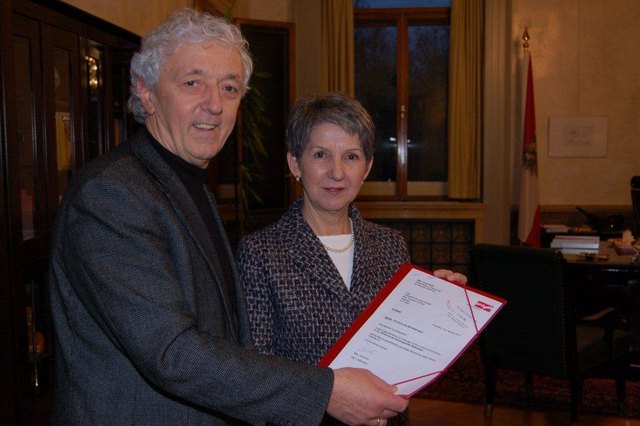 NR Josef Auer bei der Übergabe der Petition für den “Erhalt des BG Rattenberg” an Nationalratspräsidentin Barbara Prammer.