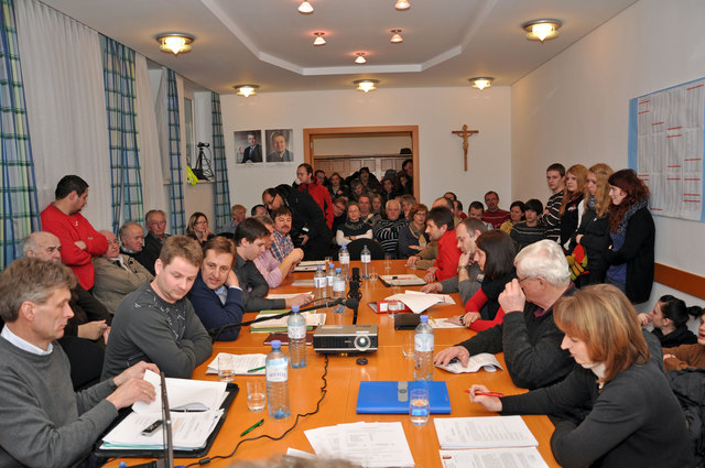 Nur ein Bruchteil der interessierten Bürger fand Platz im Sitzungssaal. Daher wurde die Sitzung auf einer Videoleinwand live vor dem Gemeindezentrum übertragen. Der Gemeinderat der Gemeinde Pollham hat 13 Mitglieder: Sechs gehören der Liste GIG an, fünf der ÖVP. SPÖ und FPÖ haben jeweils einen Vertreter. | Foto: Pointinger