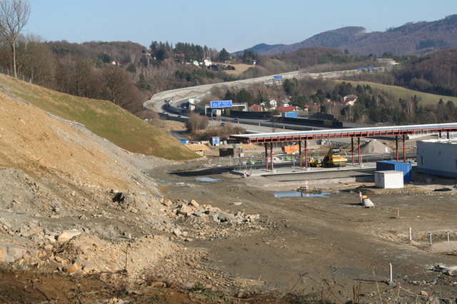 Beim Knoten Steinhäusl erschwert ein instabiler Hang den Bau der „teuersten Raststätte Österreichs“.