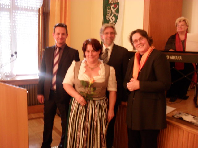 Anita mit Direktor Truschnegg und Klassenlehrerin