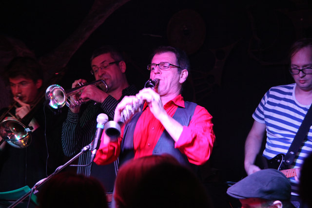 Kurt Edlmair (Mitte) schafft es mit „Berzerka“, dass Jung und Alt das Tanzbein schwingt | Foto: privat