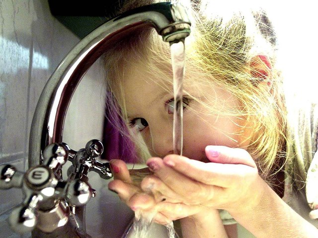 Wenn im Winter das Wasser nicht mehr fließt, kann dies ein Hinweis auf eine zugefrorene Wasserleitung sein.Foto: APA/dpa | Foto: APA/dpa