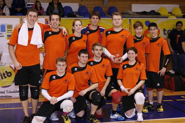 Das erfolgreiche Team von RuckTchouk Traiskirchen. v.L.n.R.: stehend: Christoph Jirak, Michael Schafler, Veronika Schafler, Max Ciperle, Bernhard Nistelberger, Andi Türk, Fabio Postiasi, knieend: Manuel Hilbinger, Stefan Schuster, Manuel Steineck, Anna Jirak | Foto: Jitka Vele, Tschechischer Tchoukballverband