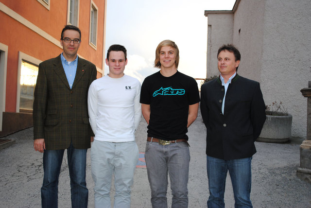 links nach rechts:
GF Mag. Stephan Engelhart mit den jungen Elektrotechnikern Sandro Moik aus Gleisdorf und Alexander Haberhofer aus Mitterdorf und dem Leiter der E-Technik und Installation, Günter Leiner.