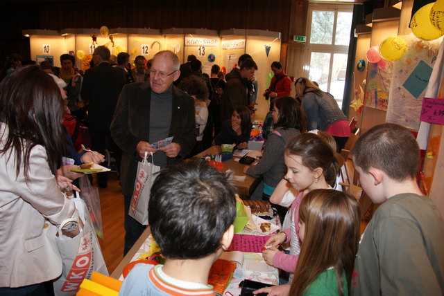 Die Volksschüler gingen mit großem Eifer ans Werk - auch Alt-Wk-Obmann Heinz Huber war begeistert.