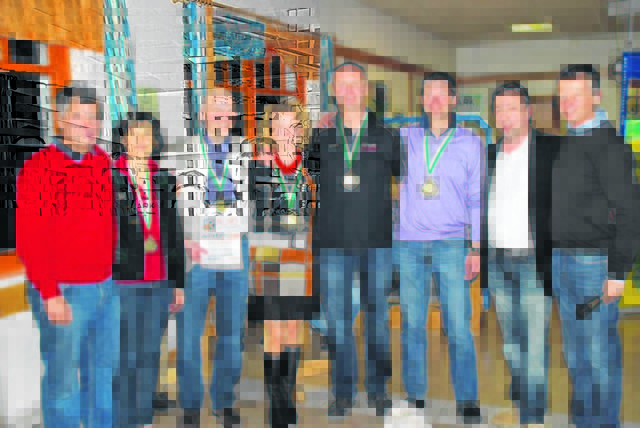 RUPO-Geschäftsführer Gerhard Rudolf (2.v.r.) gratulierte den A-Siegern des RUPO-Fenster-Wintercups 2012. Foto: KK