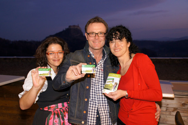 Von der Genuss-Card sind dieses Pärchen aus Niederösterreich und Eveline Neubauer (l.) vollauf begeistert.