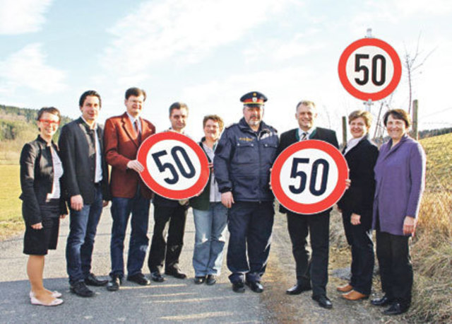 Bremsen Autofahrer ein: Helmut Buchgraber (3.v.r.), Franz Fuchs (4.v.r.) und Gemeinderäte.