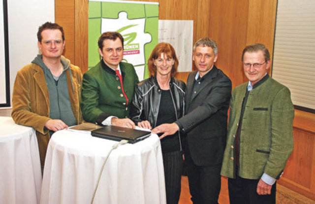 Bürgermeister Josef Niederl (r.) begrüßte u. a. Franz Prettenthaler (2.v.l.) und LAbg. Lambert Schönleitner (2.v.r) zur Diskussion.