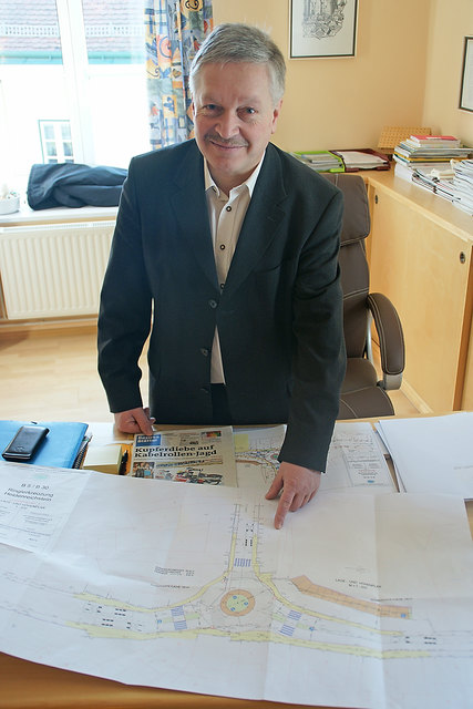 Bürgermeister Gerhard Kirchmaier ist erfreut über die ansprechenden Umbauarbeiten der Ringler-Kreuzung.Foto: Jungmann