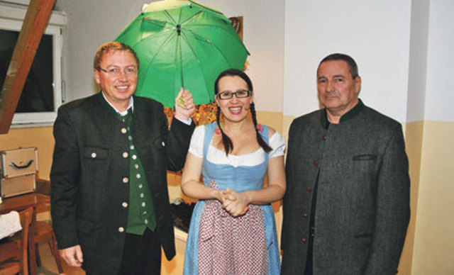 Obmann des Kulturvereins Edelstauden Manfred Kaufmann (r.) freute sich, Betty O und Paul Prattes begrüßen zu dürfen.