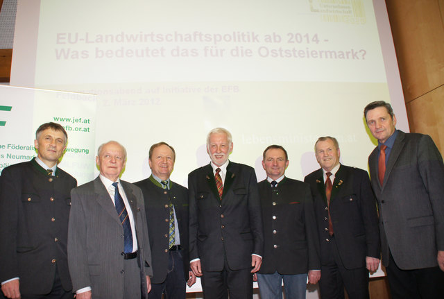 Gastreferent Ignaz Knöbl (M.) mit Gastgeber Raiffeisenbankdirektor Alois Lafer (l.) und EU-Experte Max Wratschgo (2.v.l.).