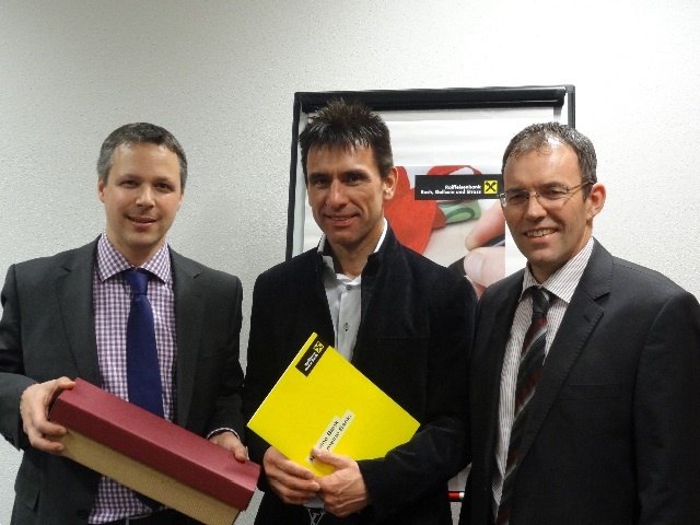 V.l. Martin Sporer (Raika Buch), Josef Reitter (Notar) und
Gebhard Kometer (Raika Buch) | Foto: Raika Buch