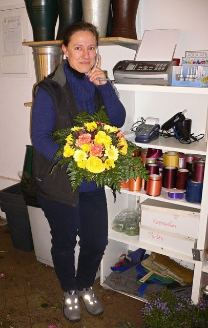 Therese Tschematschar, telefoniert mit Frau Frauke in Hamburg