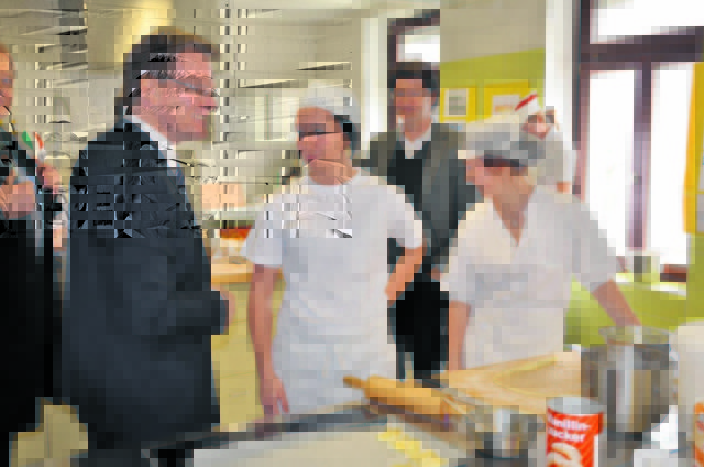 Zu Besuch: Landesrat Achill Rumpold beehrte den Goldbrunnhof, wo seit diesem Schuljahr auch Mädchen unterrichtet werden