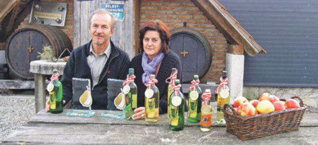 Roswitha und Karl Haas mit ihren Siegerprodukten. Neben zwei „Goldenen Birnen“ für die österreichweit besten Apfelweine in den jeweiligen Kategorien „regnete“ es noch viele Medaillen.