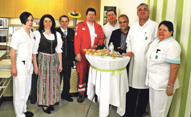 Verkosten stand beim Startschuss der Cafeteria Pecsek am Programm. Da griffen auch die LKH-Mitarbeiter gerne zu.
