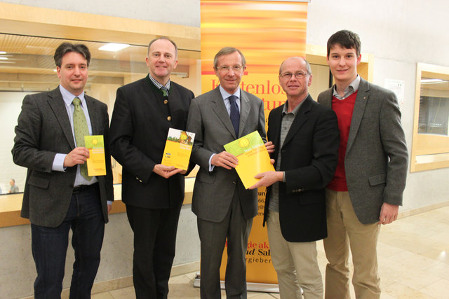 Georg Thor (Energieberatung), LR Sepp Eisl, LH-Stv. Wilfried Haslauer, Bgm. Christian Stöckl , Jugendbeauftragter Florian Scheicher. | Foto: LPB