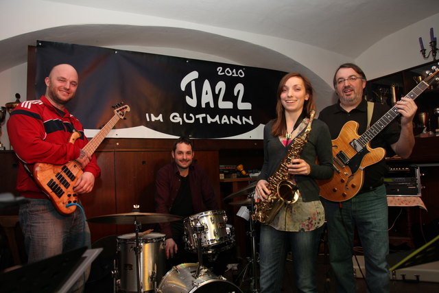 „The Swinging Ladybirds“, diesmal in jugendlicher Besetzung, verwandelten das Murecker Gutmann in einen Jazz–Club. Foto: WOCHE
