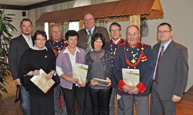 Obmann Kurt Königshofer, Theresia Huber, Karl und Rosmarie Lettner, Bürgermeister Ignaz Knoll, Anna und Wilhelm Burghofer, Karl Öllinger und Kapellmeister Florian Huber (von links). | Foto: Bürgerkorpskapelle