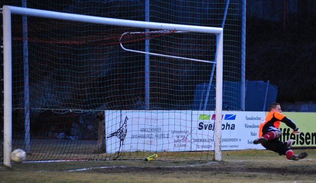 Elfmeter: Der Hainburger Goalie flog zwar in die falsche Ecke, doch der Strafstoß traf nur die Stange. | Foto: Laminger