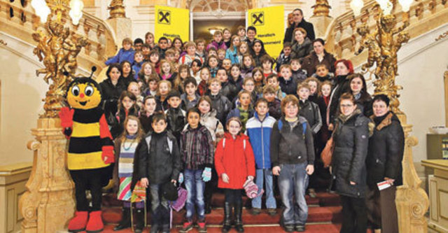 Die Volksschulkinder aus Feldbach, Bad Gleichenberg und Trautmannsdorf auf der großen Stiege des Grazer Opernhauses