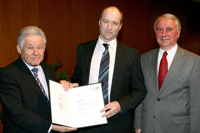 Landeshauptmann Josef Pühringer mit Manfred Hageneder und Eduard Pesendorfer. | Foto: Land OÖ
