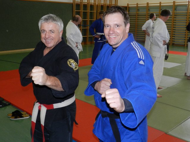 Toptrainer Günter Painter (7. Dan Kobudo, 6. Dan Ju-Jutsu) und Organisator Rupert Oblasser freuen sich über das erfolgreich durchgeführte 3. Ju-Jutsu-Selbstverteidigungsseminar in Kirchdorf