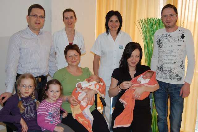 SCHÄRDING. Seltene Babys am LKH Schärding. Demnach erblickten am 29. 2. mit Michael Wöginger und Nico Ritzberger zwei gesunde Jungen das Licht der Welt. „Wir werden im nächsten Jahr schauen, wann genau wir Nicos Geburtstag feiern“, sagt Michaela Ritzberger. Darüber müssen sich künftig auch der Sighartinger ÖVP-Nationalratsabgeordnete August Wöginger und seine Gattin Sandra (l.)Gedanken machen. Denn auch ihr Sohn Michael erblickte gut eineinhalb Stunden vor Mitternacht noch am 29. 2. das Licht der Welt. | Foto: LKH Schärding