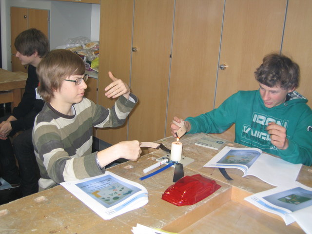 Schüler bei der Geruchsprobe von Kunststoffen