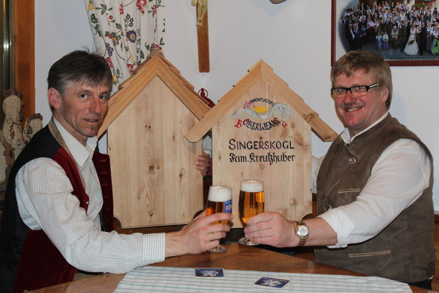 Josef Kreutzhuber (li.) und Johann Redtenbacher stoßen auf das gemeinsame Projekt für ihr „Sonnenplatzerl“ an. | Foto: Privat