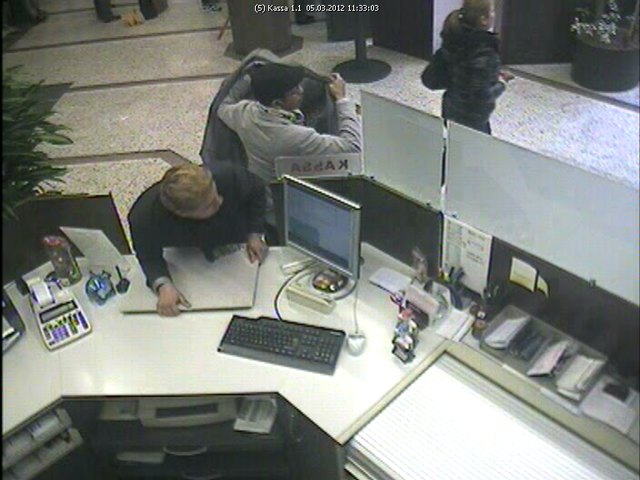 Während zwei der Diebe für Ablenkung sorgten, schnappte sich einer der Täter die Handkasse und flüchtete. | Foto: Polizei